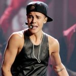 Justin Bieber steunt Chris Brown met graffiti