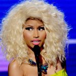 Nicki Minaj zonder verlovingsring op het podium