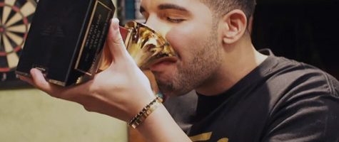 Drake gebruikt Grammy als drinkbeker