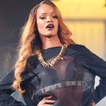 Rihanna slaat fan met microfoon