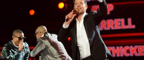 Robin Thicke doet ‘Blurred Lines’ live bij BET Awards