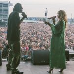 Rita Ora op podium bij Snoop Lion