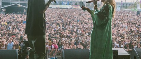 Rita Ora op podium bij Snoop Lion