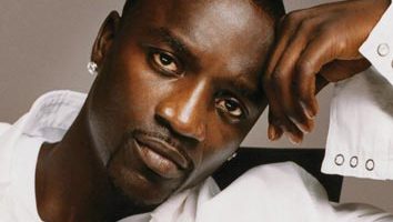 Akon dropt nieuwe video’s