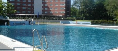 16-jarig meisje mishandeld in zwembad