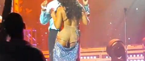 Toni Braxton laat ass-crack zien op podium