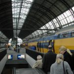 Treinreiziger gooit conducteur op het spoor