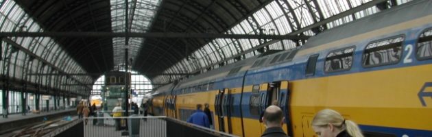Treinreiziger gooit conducteur op het spoor