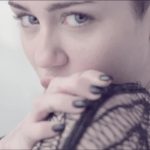 Miley Cyrus gooit clip ‘Adore You’ online