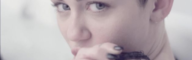 Miley Cyrus gooit clip ‘Adore You’ online