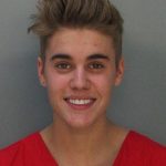 Justin Bieber in politie mugshot met boevenpak