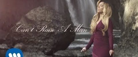 K. Michelle laat tepel zien