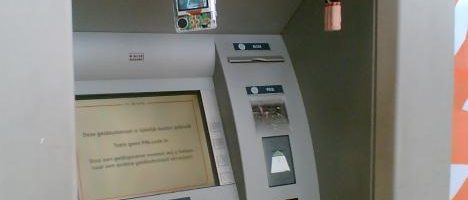 Bankpas ‘opgegeten’? Blijf staan en bel de politie