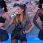 Ariana Grande zoent met ander meisje