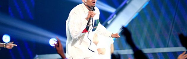 Chris Brown doet medley bij BET Awards 2015