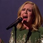 Adele doet ‘Hello’ live in BBC-special