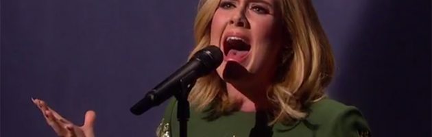 Adele doet ‘Hello’ live in BBC-special