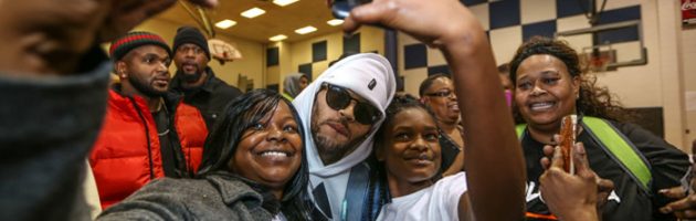 Chris Brown doneert 50k aan school