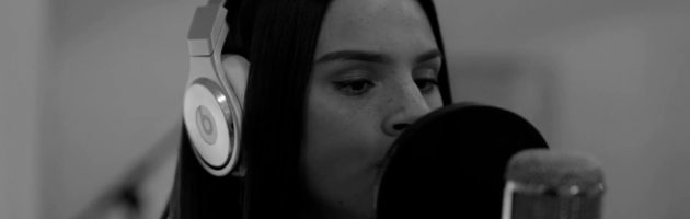 Famke Louise dropt akoestische versie Op Me Monnie “zonder autotune”