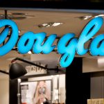 Douglas gaat hoofddoekjes toestaan