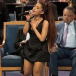 Ariana Grande eert Aretha Franklin op begravenis