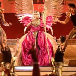 Nicki Minaj doet QUEEN medley tijdens VMAs 2018