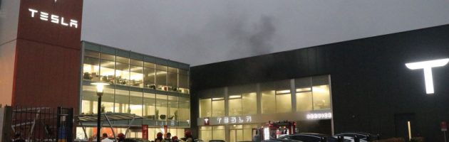 Brand bij Tesla-garage in Amsterdam