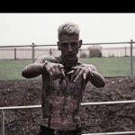 Crew Machine Gun Kelly slaat acteur G-Rod in elkaar