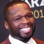 50 Cent steekt Gucci-kleding in de fik