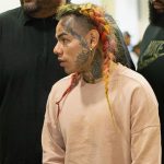 Tekashi 6ix9ine getuigt tegen bendeleden op eerste dag van de rechtszaak