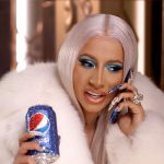 Cardi B schittert in Pepsi’s Kerst commercial