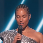 Alicia Keys eert Kobe Bryant en dochter bij Grammy’s