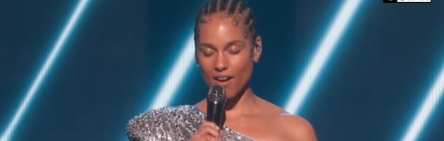 Alicia Keys eert Kobe Bryant en dochter bij Grammy’s