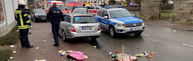 Auto rijdt in op carnavalsoptocht in Duitsland