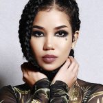 Jhené Aiko op podium voor start Super Bowl