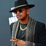 Ne-Yo duwt fan nadat ze on stage zijn hoed afpakt