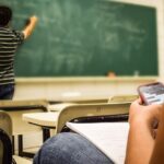 Kabinet adviseert scholen dringend mobiele telefoons te weren