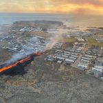 LIVE WEBCAM: Lava bereikt dorp in IJsland, meerdere huizen in brand